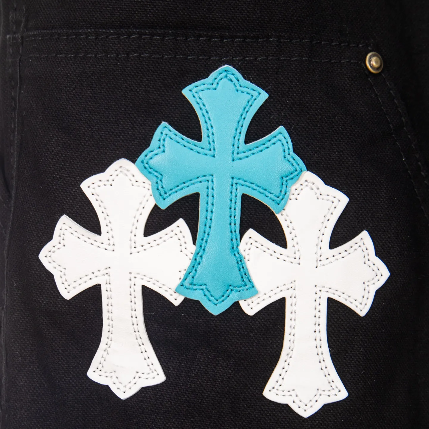 P260 Chrome Hearts co-branded Carhartt zipper leather jeans, priced at 16W+, patchwork cross pattern embellishment, high-waisted washed jeans! ! Absolutely high-end luxury products, 8W+ level god-level single products, super popular products, made with top heavy industry, a magic weapon that cannot be missed. About Kroxin This is an extremely luxurious fashion brand, which can also be called the nobles of the high street. It has always been an exclusive brand for some hipsters or the rich second generation. Compared with ordinary high streets, it is more luxurious and noble. Compared with luxury brands, it has a more fashionable personality and has always been a brand that I have a special liking for. Style number: 1772# Size: 28 30 32 34 36